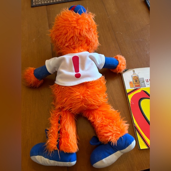 Montreal Expos plush and magazine - Picture 5 of 7